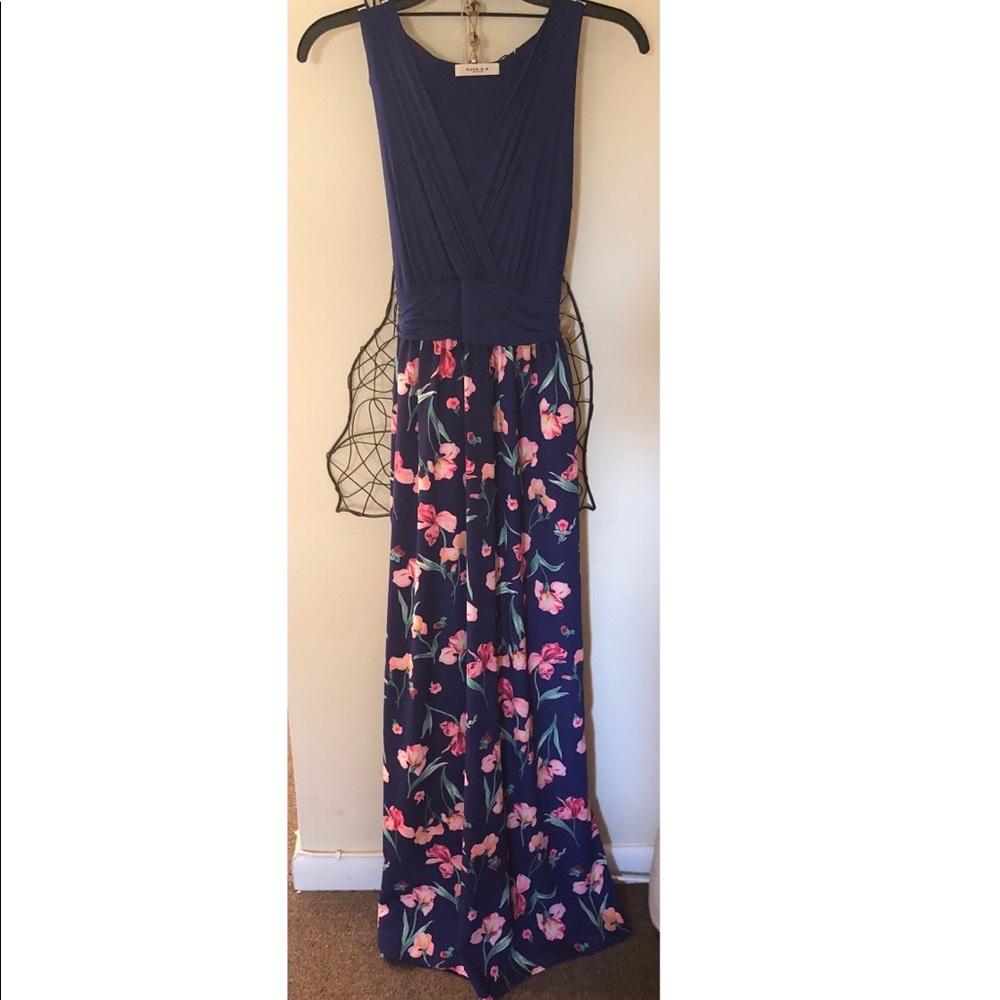 Gilli sleeveless maxi dress. Back tie. Side slit.